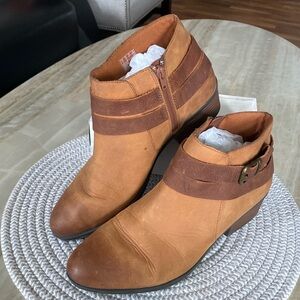 Clarks Collection Women’s 10M Brown Leather Ankle Boot Bootie Side Zipper Cute!